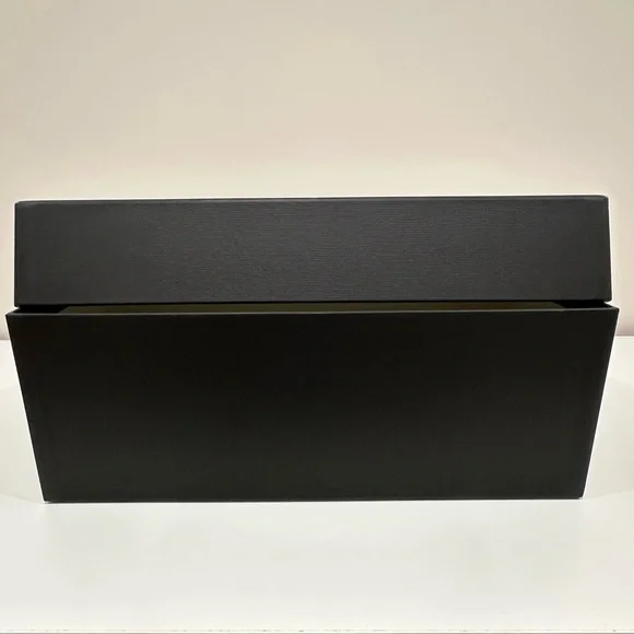 Gucci white&black shoe box with 2 dust bags, tissue/shoe stuffing papers & card - Picture 8 of 13